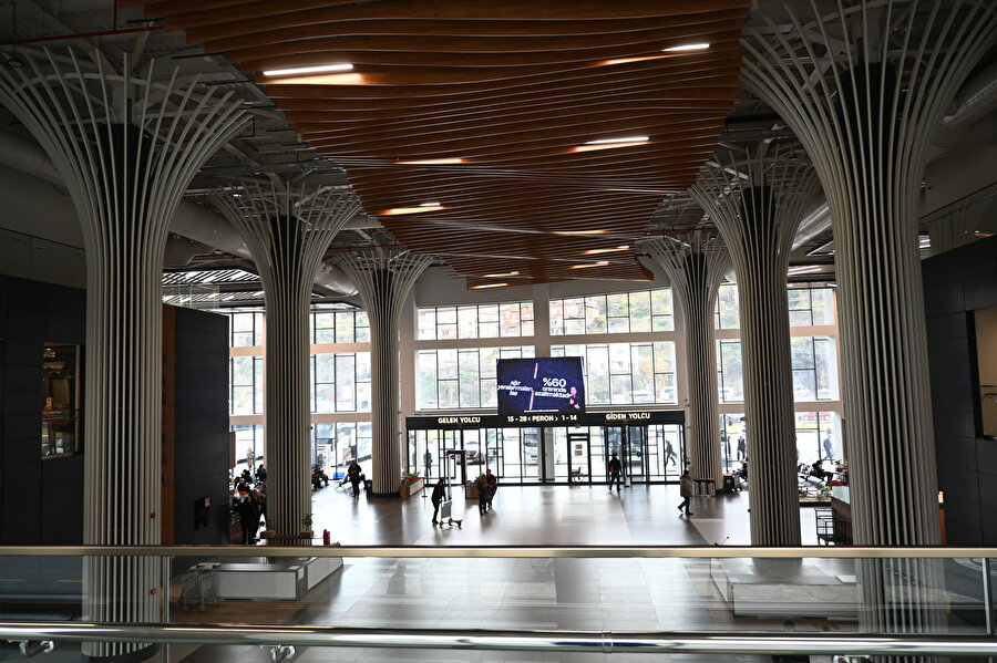 Terminal girişi ile peronlar arasında uzanan yönlendirici aks. 