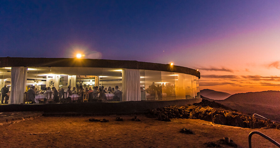 Kanarya Adaları’nda ziyaretçilerini volkan ateşiyle ağırlayan El Diablo Restoran