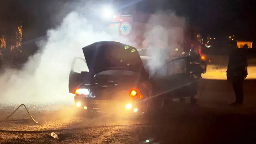 Tekirdağ'da park halindeki otomobil alevlere teslim oldu.