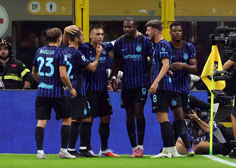 İtalya Serie A’nın 1. haftasında Inter, Giuseppe Meazza Stadyumu’nda Torino’u konuk etti. Ev sahibi 18. dakikada Alessandro Bastoni’nin golüyle 1-0 öne geçerken, 36’da Marcus Thuram farkı 2’ye çıkardı ve ilk yarı bu skorla tamamlandı. Cristian Chivu’nun öğrencileri etkili oyununu 2. yarıda sürdürürken 52. dakikada Lautaro Martinez, 62. dakikada Thuram ve 72’de Ange Bonny golleri kaydeden isimler oldu.
Inter, sahadan 5-0’lık skorla galip ayrılırken, sezona 3 puanla başladı.
Milli futbolcu Hakan Çalhanoğlu sarı kart cezası nedeniyle kadroda yer almadı. Torino’da ise Emirhan İlkhan maça 11’de başladı ve 58 dakika forma giydi.
Inter, gelecek hafta Udinese’yi ağırlayacak. Torino ise Fiorentina’yı konuk edecek.