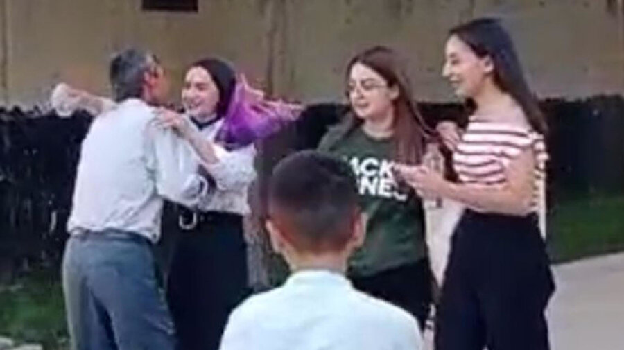 Babasının sınav çıkışı çiçeklerle karşıladığı Çimen, üniversiteyi kazandın