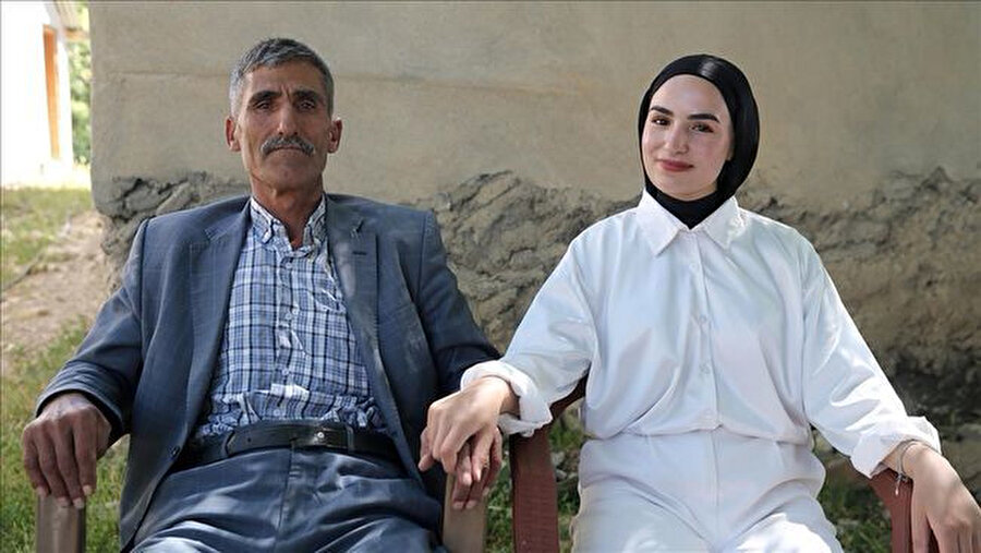 Babasının sınav çıkışı çiçeklerle karşıladığı Çimen, üniversiteyi kazandın