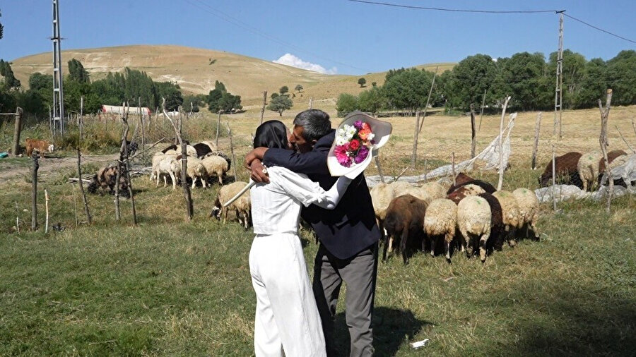 Babasının sınav çıkışı çiçeklerle karşıladığı Çimen, üniversiteyi kazandın