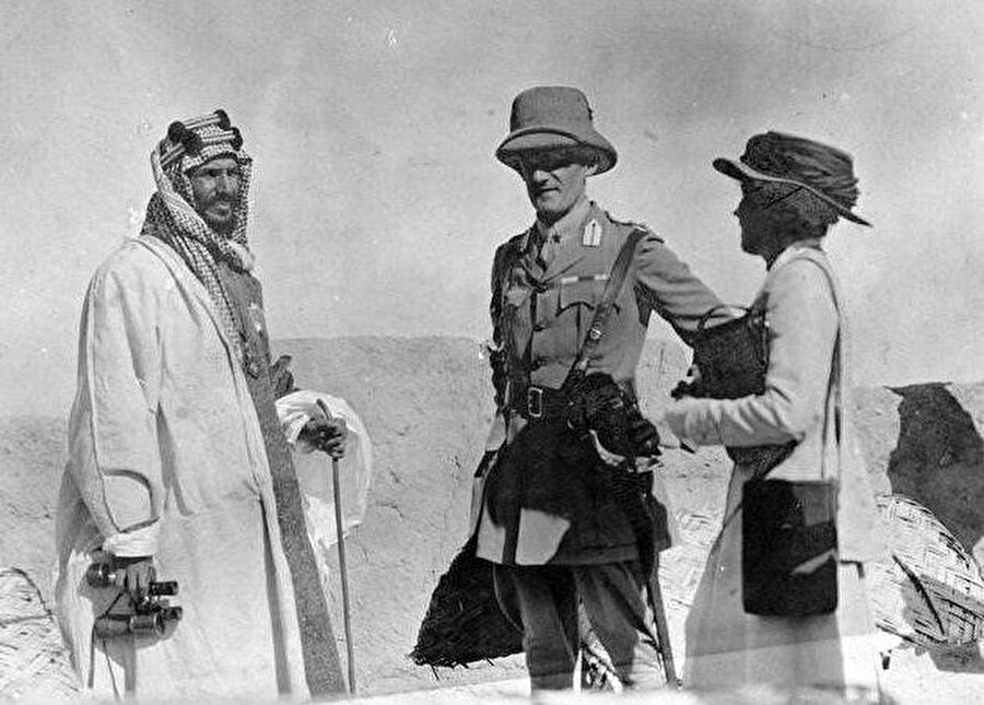 Geleceğin Suudi Arabistan Kralı Abdulaziz, İngilizlerin Irak Yüksek Komiseri Sir Percy Cox ve ünlü İngiliz ajan Gertrude Bell Basra'da, Nisan 1916.