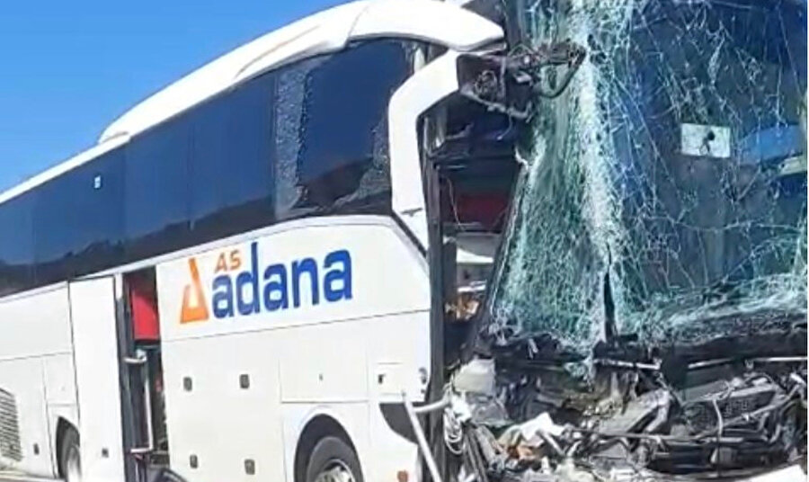 Mersin’de biri otobüs üç aracın karıştığı kaza ucuz atlatıldı