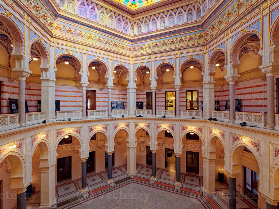 2014'te küllerinden doğarak kapılarını yeniden Saraybosnalılara açtan kütüphane binası, günümüzde müze olarak hizmet veriyor.