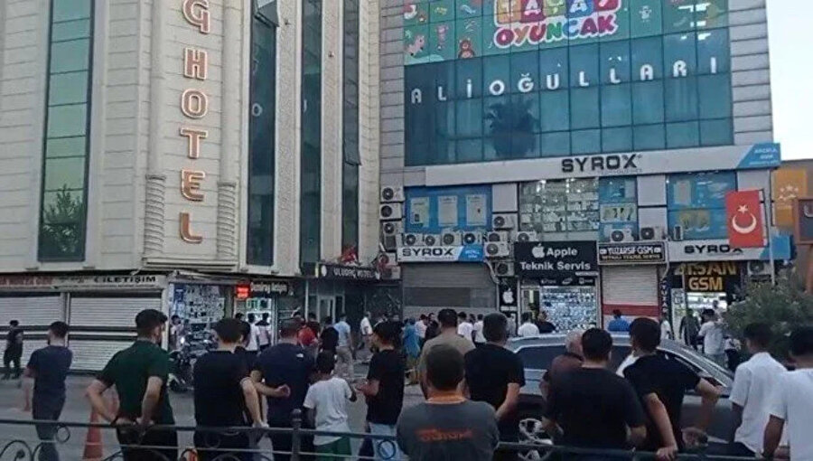 Alacak kavgasnda kurşunlar havada uçuştu: Otel binasnda korku dolu anlar