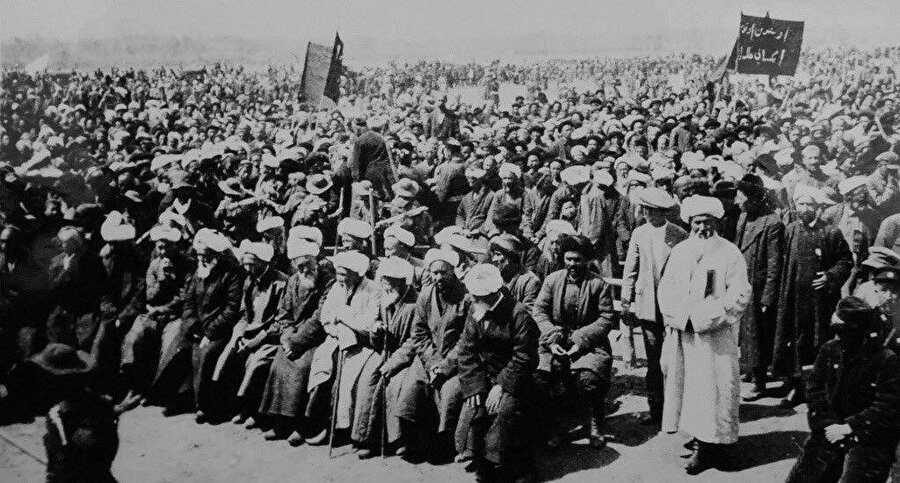 Doğu Türkistan, 1933 ve 1944 yıllarında iki kez cumhuriyet yönetimi tecrübesiyle tanıştı.