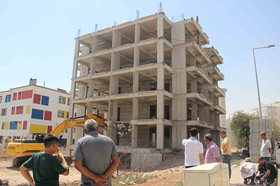 Şanlıurfa'da kendi yaptırdığı binanın karot testini yapan müteahhit, testte binanın dayanıklılığı düşük çıkınca kendisini ihbar etti. Mühürlenen bina iş makinesiyle yıkıldı.