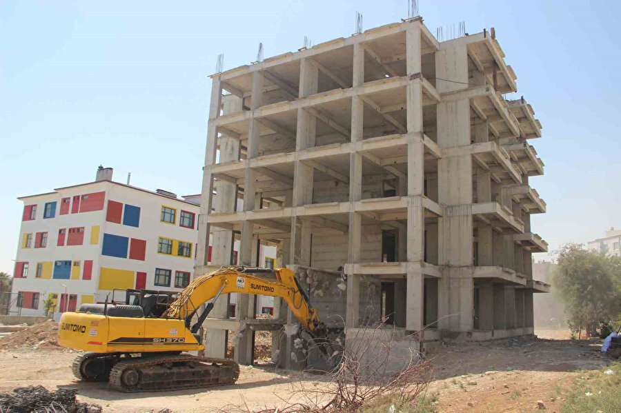 Şanlıurfa'da kendi yaptırdığı binanın karot testini yapan müteahhit, testte binanın dayanıklılığı düşük çıkınca kendisini ihbar etti. Mühürlenen bina iş makinesiyle yıkıldı.