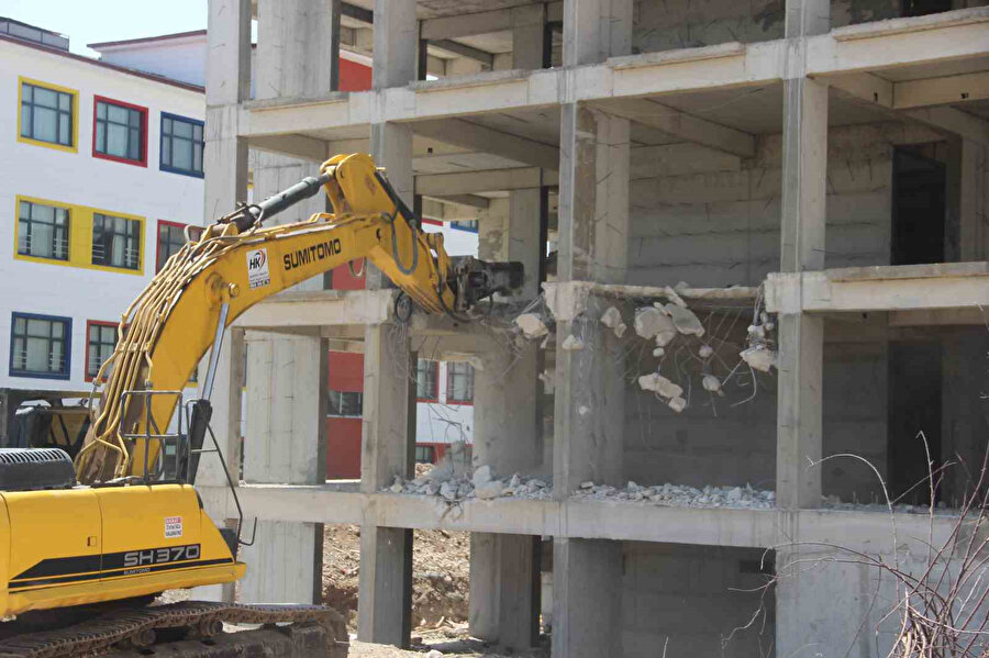 Şanlıurfa'da kendi yaptırdığı binanın karot testini yapan müteahhit, testte binanın dayanıklılığı düşük çıkınca kendisini ihbar etti. Mühürlenen bina iş makinesiyle yıkıldı.
