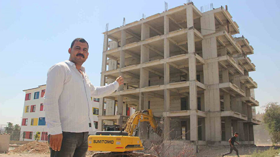 Şanlıurfa'da kendi yaptırdığı binanın karot testini yapan müteahhit, testte binanın dayanıklılığı düşük çıkınca kendisini ihbar etti. Mühürlenen bina iş makinesiyle yıkıldı.