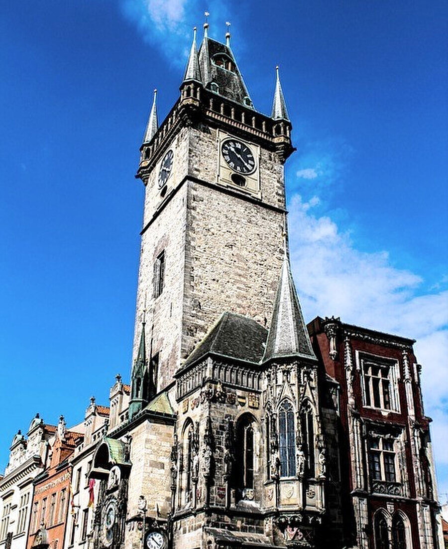 Astronomik Saat'in tarih kokan binası.