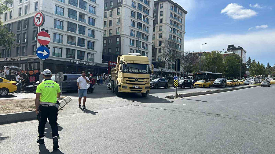 İstanbul'da bir kamyon şoförü, yolun karşısına geçmeye çalışan kadını ezerek ağır yaraladı.