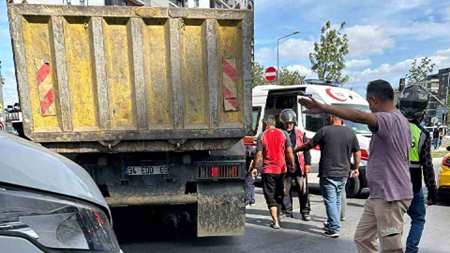 İstanbul'da bir kamyon şoförü, yolun karşısına geçmeye çalışan kadını ezerek ağır yaraladı.