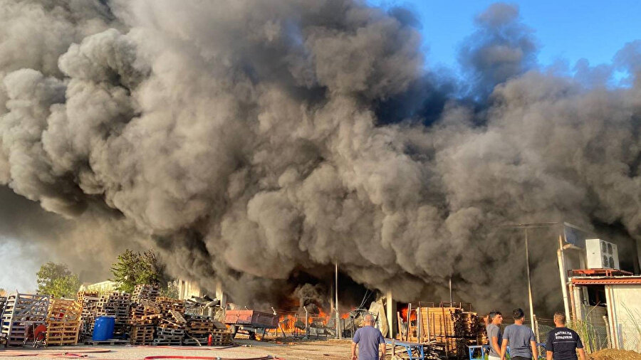 Antalya'da iki depoda yangın çıktı.
