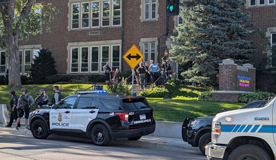 ABD’de ilkokul saldırısının ardından bayraklar yarıya indirildi