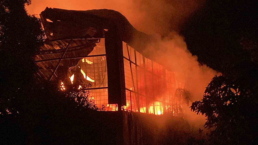 En mutlu günlerinde ev ve depoları alev alev yandı: Baba gözyaşlarını tutamadı