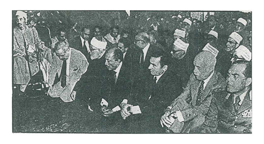 Tablâvî, Mısır Cumhurbaşkanı Muhammed Enver Sedat'ın huzurunda Kur'ân-ı Kerîm okurken.