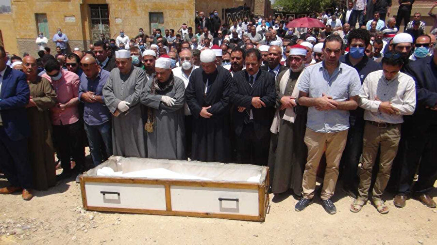 Eş-Şeyh Muhammed Mahmud et-Tablâvî, 21 Ramazan 1441 Hicrî gününe denk gelen 5 Mayıs 2020 tarihinde 86 yaşında vefat etti. Sade bir törenle kaldırılan cenazesi, Kahire’nin güneyine defnedildi.