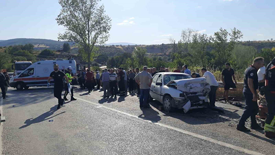 İki araç kafa kafaya çarpıştı: Bir ölü, 10 yaralı