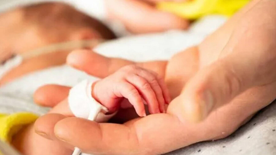 Arkadaşının bebeğini poşete koyup hastaneden kaçırmaya çalıştı.