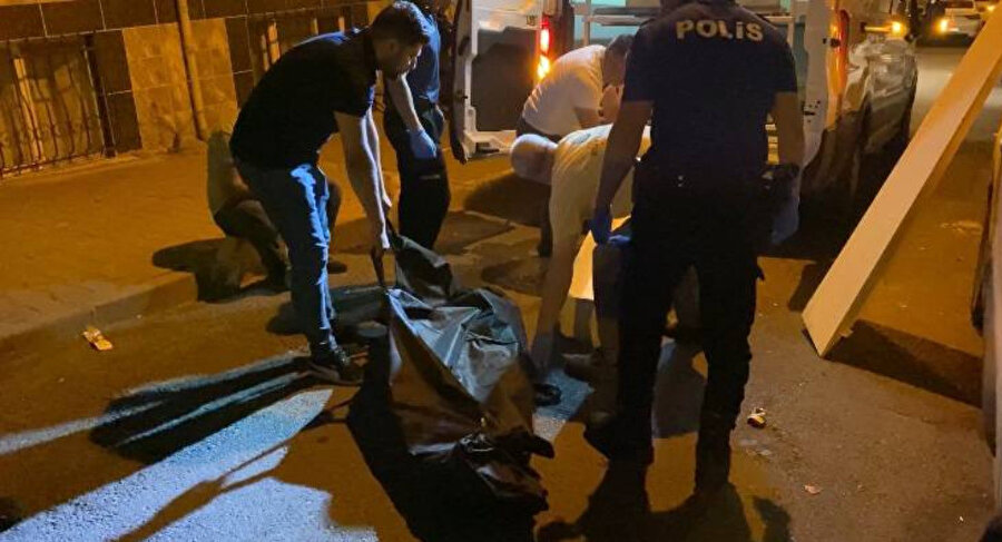 4 katlı binanın bahçe katının balkonunda erkek cesedi bulundu