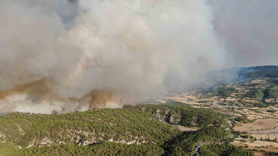 Kastamonu’daki orman yangını sürüyor: Kuvvetli rüzgar yangının enerjisini arttırdı