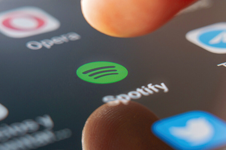 Siyonist Spotify’ı boykot etme fikri ne yeni ne de sadece Türkiye ile sınırlı. Şirketin başkanı Daniel Ek, Haziran ayında yapay zekâ destekli savaş uçakları ve İHA’lar konusunda uzmanlaşmış Alman silah şirketi Helsing’e 600 milyon avro yatırım yapacağını açıklamıştı. Ve bu açıklama dünya çapında boykot çağrıları başlattı. Çünkü bu yatırım aynı zamanda Gazze soykırımına destek vermek anlamına da geliyordu.