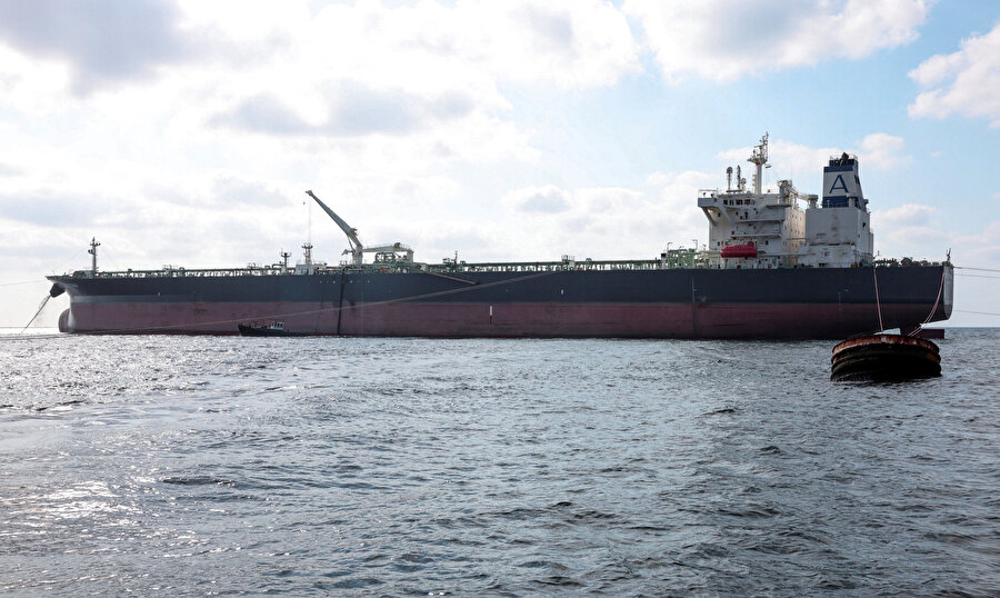 Beşşar Esad rejiminin devrilmesinden bu yana Suriye'den petrol taşıyan ilk gemi olan ham petrol tankeri Nissos Christiana, 1 Eylül 2025'te Suriye'nin Tartus Limanı'na demirledi.