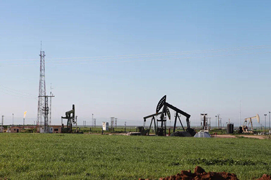 Suriye'deki savaş sırasında petrol sahalarının kontrolü defalarca el değiştirdi ve ABD ve Avrupa yaptırımları meşru ithalat ve ihracatı daha da zorlaştırdı. Bu yaptırımlar, Esed'in devrilmesinden sonra aylarca yürürlükte kaldı ve yeni Suriye yönetiminin enerji ithalatını zorlaştırdı.