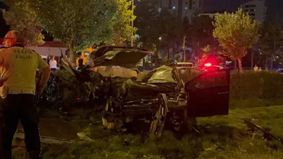 Kayseri'de otomobil kaza sonucu tramvay yoluna girdi