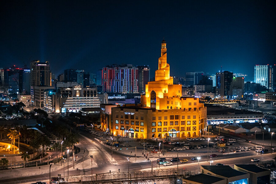 Katar’daki İslâmî kültür merkezi geleneksel ve moderni buluşturan mimarisiyle öne çıkıyor.