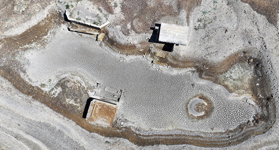 İzmir alarm veriyor: Tahtalı Barajı'nda zemin çatladı... Adacıklar oluştu