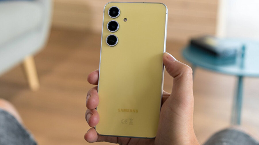 Samsung Galaxy S25 FE ve Galaxy S24 FE Karşılaştırması: Tasarım, Ekran, Performans, Kamera, Pil ve Fiyat