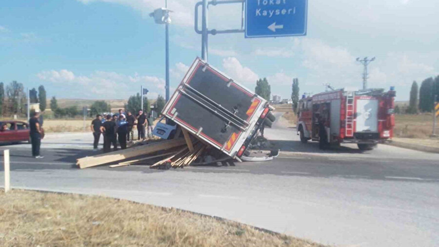 Feci kazada minibüs ile kamyonet çarpıştı: 5 yaralı