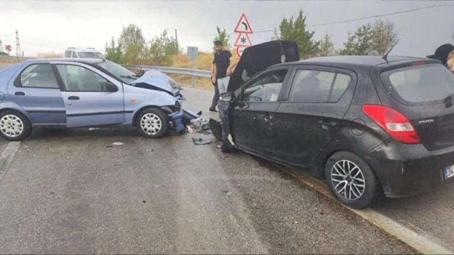 ​Feci kazada iki otomobil kafa kafaya çarpıştı: 6 yaralı