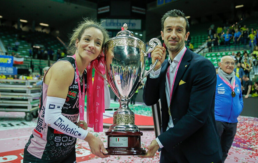 Voleybol Dünya Şampiyonası’nda eşler karşı karşıya! Daniele Santarelli kimdir, eşi kim? A Milli Kadın Voleybol Takımı başantrenörü Daniele Santarelli eşi Monica De Gennaro kimdir?