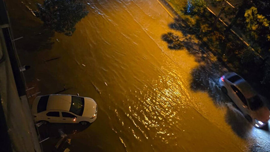 Ordu’da sağanak sonrası cadde ve sokaklar göle döndü: Ev ve iş yerlerini su bastı