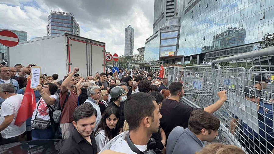 CHP İstanbul İl Başkanlığı Binası önünde gergin anlar