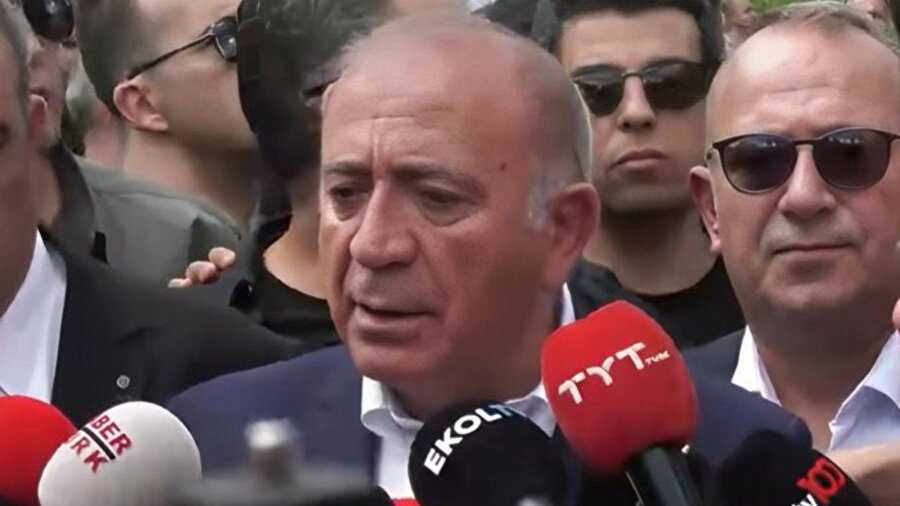 Gürsel Tekin CHP binası önünde