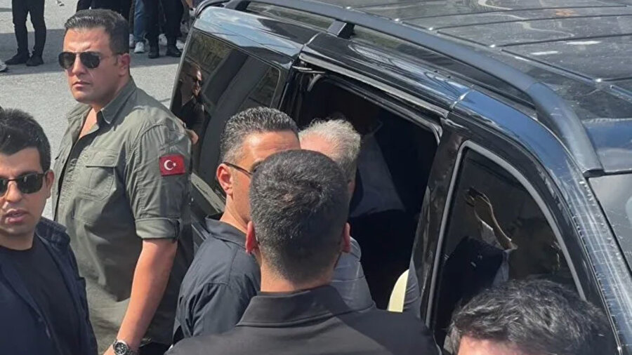 Gürsel Tekin CHP binası önünde