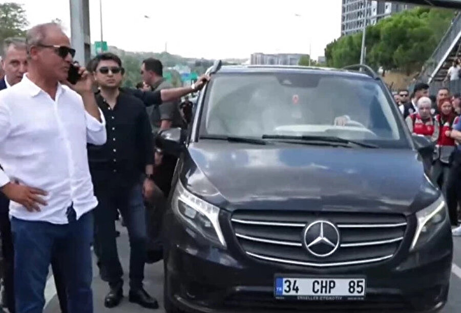 Gürsel Tekin CHP binası önünde