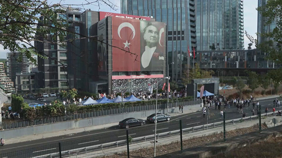 CHP binası önü