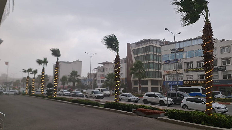 Adana ve Osmaniye'yi şiddetli rüzgar ve sel vurdu