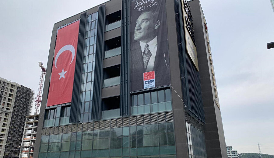 Sarıyer'deki mevcut CHP İl Başkanlığı binası Özgür Özel'in çalışma ofisi oldu