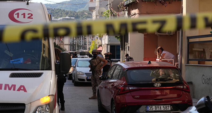 Olay, sabah saatlerinde Balçova ilçesi Çetin Emeç Mahallesi'ndeki Salih İşgören Polis Merkezi Amirliği'nde meydana geldi. İddiaya göre, merkeze gelen kimliği belirsiz kişi, uzun namlulu silahla ateş açtı. İhbar üzerine merkeze sağlık ekipleri sevk edildi. Saldırıda, şehit ve yaralıların olduğu bildirildi. Yaralılar ambulanslarla hastaneye kaldırıldı. Yaralılardan birinin durumunun ağır olduğu öğrenildi.