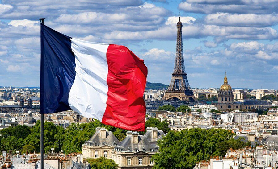 Fransa'da hükümet düştü: Fransa'da neden hükümet düştü? Fransa'nın yeni başkakanı kim olacak? Fransa Cumhurbaşkanı Macron'u neler bekliyor?