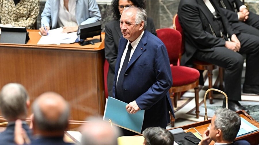 Fransa’da Bayrou hükümeti güvenoyu alamadı.