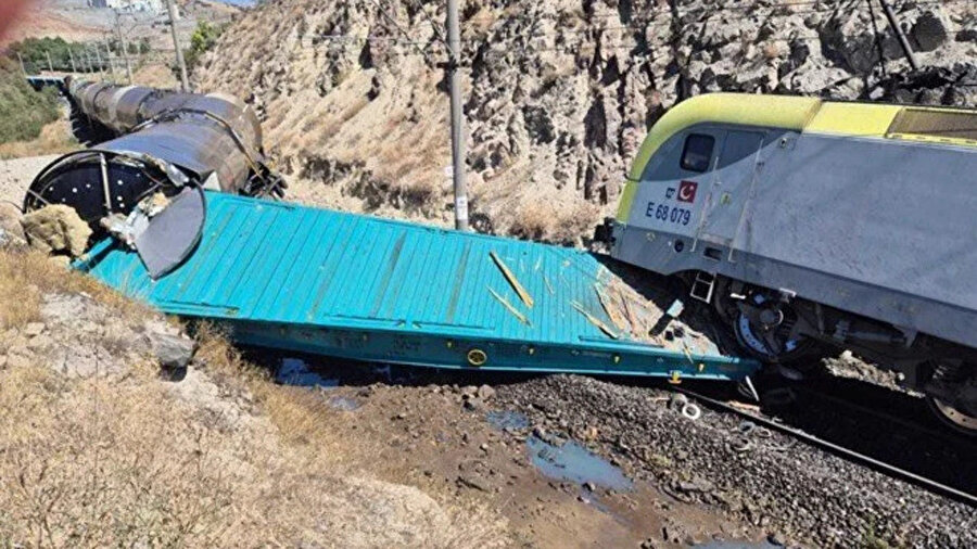 Korkutan kazada iki tren kafa kafaya çarpıştı